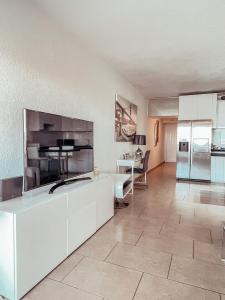 Ocean View apartment! Pool! Parking! CS123