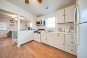 Charming Cottage with Yard Less Than 1 Mi to Lake Erie! - Conneaut