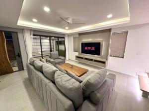 Super Luxury 3 Bedroom Private Pool Villa with Jacuzzi, Near 711, 10 minutes to Walking Street and Pattaya Beach - MT6