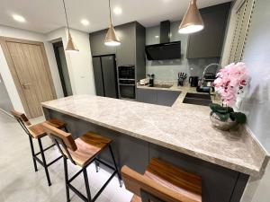 Super Luxury 3 Bedroom Private Pool Villa with Jacuzzi, Near 711, 10 minutes to Walking Street and Pattaya Beach - MT6