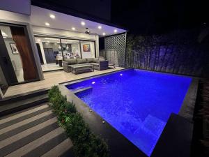 Super Luxury 3 Bedroom Private Pool Villa with Jacuzzi, Near 711, 10 minutes to Walking Street and Pattaya Beach - MT6