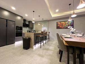 Super Luxury 3 Bedroom Private Pool Villa with Jacuzzi, Near 711, 10 minutes to Walking Street and Pattaya Beach - MT6