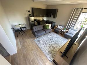 Somerset-West PRIME SPOT- Solar Powered!