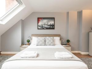 Spacious 4-Bed House Direct Link to Central London - Pass the Keys