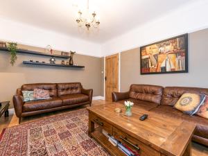 Spacious 4-Bed House Direct Link to Central London - Pass the Keys