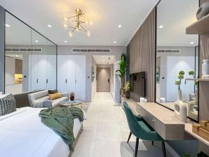 Bright New Studio with Pool & Gym Access, 5 min from Gardens Metro