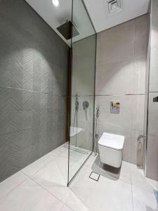 Bright New Studio with Pool & Gym Access, 5 min from Gardens Metro