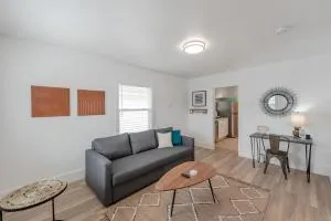 #StayinMyDistrict Coos Bay Goldfinch Cottage - كوس بي