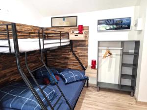 Appartements 10 - Joli studio avec clim, deux lits, logement tout equipe pour 1, 2 ou 3 personnes maximum, vue sur parc arbore, parking privatif gratuit, grand fourgon possible, tout le linge de maison est fourni : photos des chambres