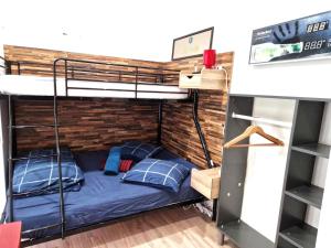 Appartements 10 - Joli studio avec clim, deux lits, logement tout equipe pour 1, 2 ou 3 personnes maximum, vue sur parc arbore, parking privatif gratuit, grand fourgon possible, tout le linge de maison est fourni : photos des chambres