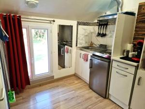 Appartements 10 - Joli studio avec clim, deux lits, logement tout equipe pour 1, 2 ou 3 personnes maximum, vue sur parc arbore, parking privatif gratuit, grand fourgon possible, tout le linge de maison est fourni : photos des chambres