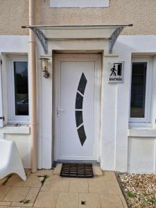 Appartements 10 - Joli studio avec clim, deux lits, logement tout equipe pour 1, 2 ou 3 personnes maximum, vue sur parc arbore, parking privatif gratuit, grand fourgon possible, tout le linge de maison est fourni : photos des chambres