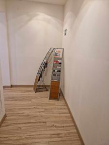 Appartements 10 - Joli studio avec clim, deux lits, logement tout equipe pour 1, 2 ou 3 personnes maximum, vue sur parc arbore, parking privatif gratuit, grand fourgon possible, tout le linge de maison est fourni : photos des chambres