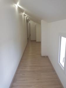 Appartements 10 - Joli studio avec clim, deux lits, logement tout equipe pour 1, 2 ou 3 personnes maximum, vue sur parc arbore, parking privatif gratuit, grand fourgon possible, tout le linge de maison est fourni : photos des chambres
