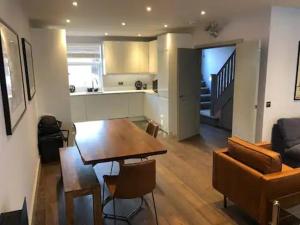 Luxurious & Modern 2 bedroom Notting Hill Townhouse