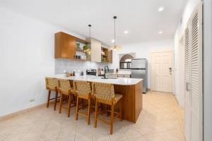 SR9 Luxury Condo Across the Street from Beach