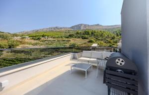 2 Bedroom Stunning Apartment In Split