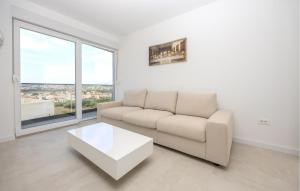 2 Bedroom Stunning Apartment In Split