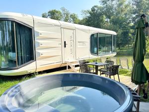 Pałac Wieniawskich - Luksusowe, Całoroczne Domki Glampingowe Nad Jeziorem, Prywatna Balia, Park 10ha