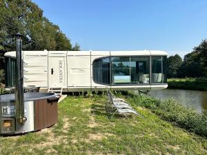 Pałac Wieniawskich - Luksusowe, Całoroczne Domki Glampingowe Nad Jeziorem, Prywatna Balia, Park 10ha