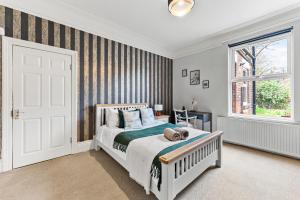 Stylish 6-BR home, Monthly Savings, Free Parking