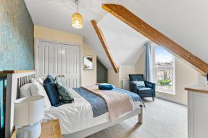 Modern 6-BR home, Monthly Savings, Free Parking