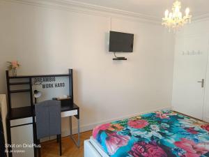 Maisons d'hotes Chambre d-hote avec salle de bain et balcon prive - 3 mins a pied de la gare - Geneve acces direct : photos des chambres