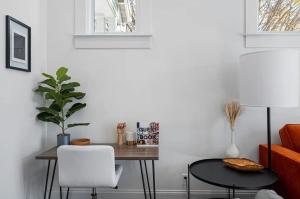 Tranquil East Nashville Zen Retreat with 2 Patios, Garage Parking, Yoga Mats Included, Covered Patio and Deck, Walk to Five Points Dining & Bars, Board Games, 10 Min to Broadway, 24 Hr Hospitality