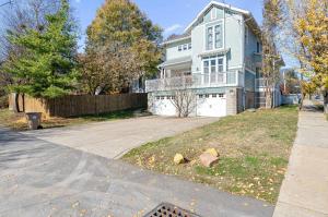 Tranquil East Nashville Zen Retreat with 2 Patios, Garage Parking, Yoga Mats Included, Covered Patio and Deck, Walk to Five Points Dining & Bars, Board Games, 10 Min to Broadway, 24 Hr Hospitality