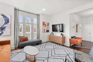 Tranquil East Nashville Zen Retreat with 2 Patios, Garage Parking, Yoga Mats Included, Covered Patio and Deck, Walk to Five Points Dining & Bars, Board Games, 10 Min to Broadway, 24 Hr Hospitality