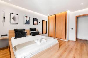 Modern Elegance in City Core