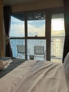 Panoramic Seaview 2BR Near Airport Facing the Bay - 7g