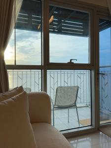Panoramic Seaview 2BR Near Airport Facing the Bay - 7g