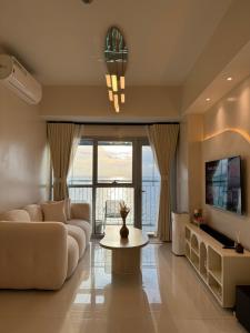 Panoramic Seaview 2BR Near Airport Facing the Bay - 7g