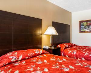 Queen Room with Two Queen Beds - Non-Smoking room in Econo Lodge Airport