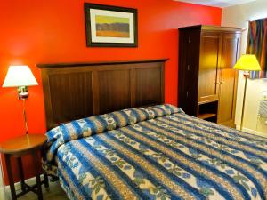1 King Bed Non-Smoking room in Americas Best Value Inn Arkansas City