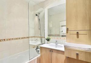 Résidence Le Bec Rouge - joli studio 4 personnes à Tignes ski aux pieds et proche des commerces dans le quartier du Lac. Situé au 6ème étage dune grande MAE-2125