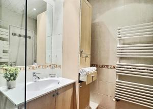 Résidence Le Bec Rouge - joli studio 4 personnes à Tignes ski aux pieds et proche des commerces dans le quartier du Lac. Situé au 6ème étage dune grande MAE-2125