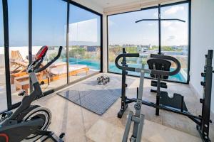 Beach Access Sunrise Condo private pool fast wifi