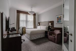 Standard Queen Room room in Club Quarters Hotel Trafalgar Square