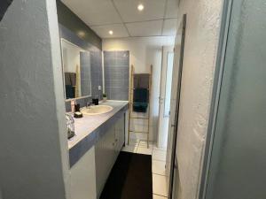 Grand studio avec piscine au coeur du village