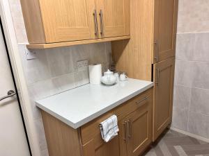 Spacious 2 bed apartment - Free parking