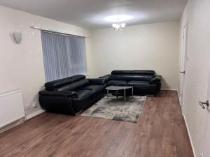 Spacious 2 bed apartment - Free parking