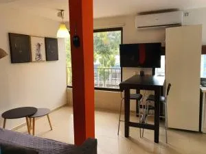 דירה מקסימה ונוחה במרכז העיר קרוב להכל - 霍隆