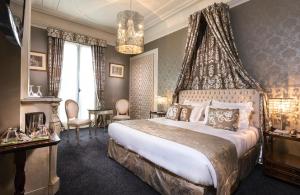 Deluxe Double Room with Balcony room in Hotel Claridge Paris