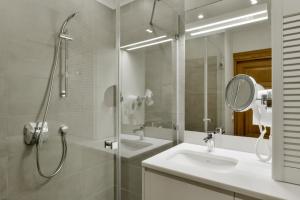 One-Bedroom Apartment with Fireplace room in STRADONIA Serviced Apartments
