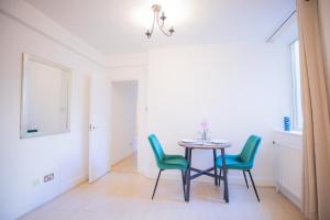 Cozy Two Bedroom at Chelsea Cloisters Hotel