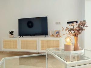 Apartamento moderno con vistas al mar, piscina & parking