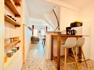 Logement entier 2 à 4 personnes WIFI-TOIT TERRASSE-BBQ