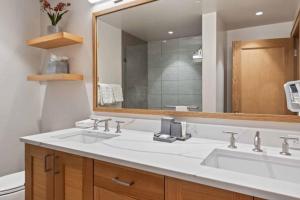 Riverfront Lodge 406 by East West Hospitality
